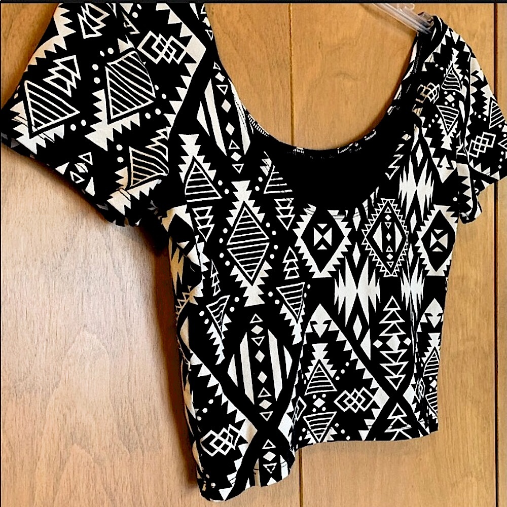 🆕🔥PINK BY VS SUPER CUTE AZTEC CROP SCOOP IN BACK SEXY GORGEOUS PATTERN NWOT! - Picture 5 of 6